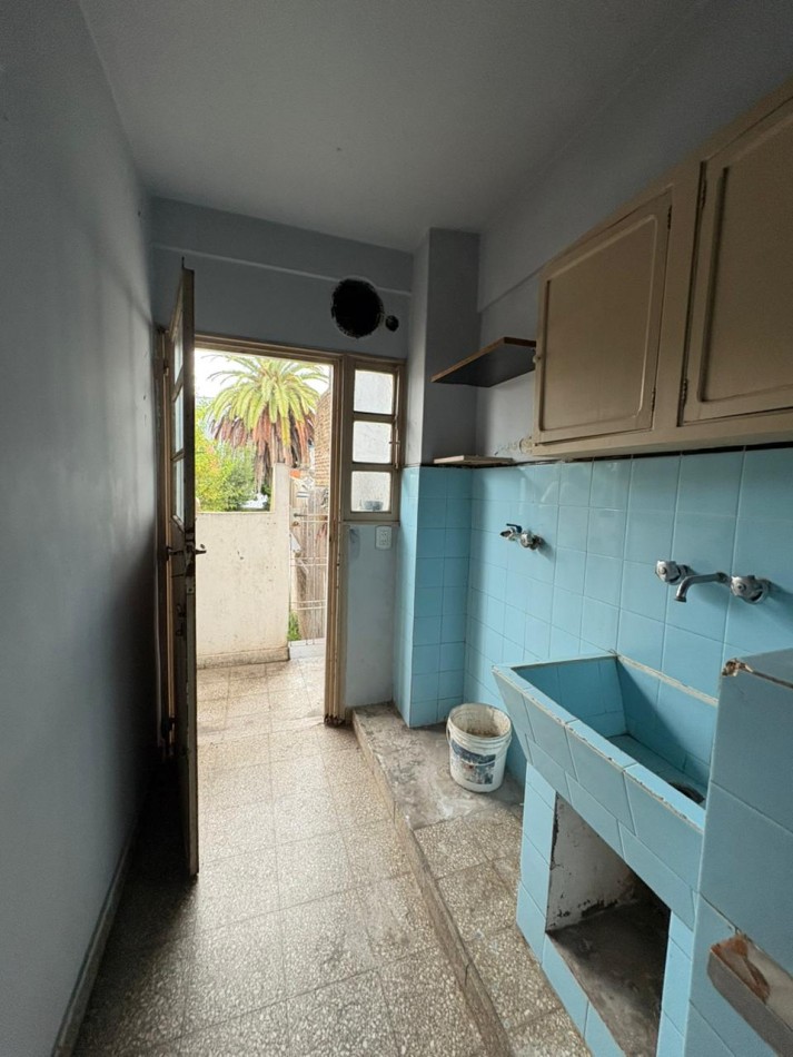 DEPARTAMENTO TRES AMBIENTES CON JARDIN PRIVADO- UNICO.