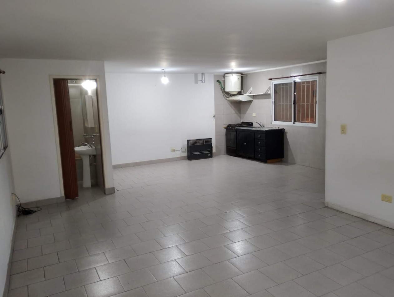 DEPARTAMENTO DOS AMBIENTES EN ALQUILER CON PATIO
