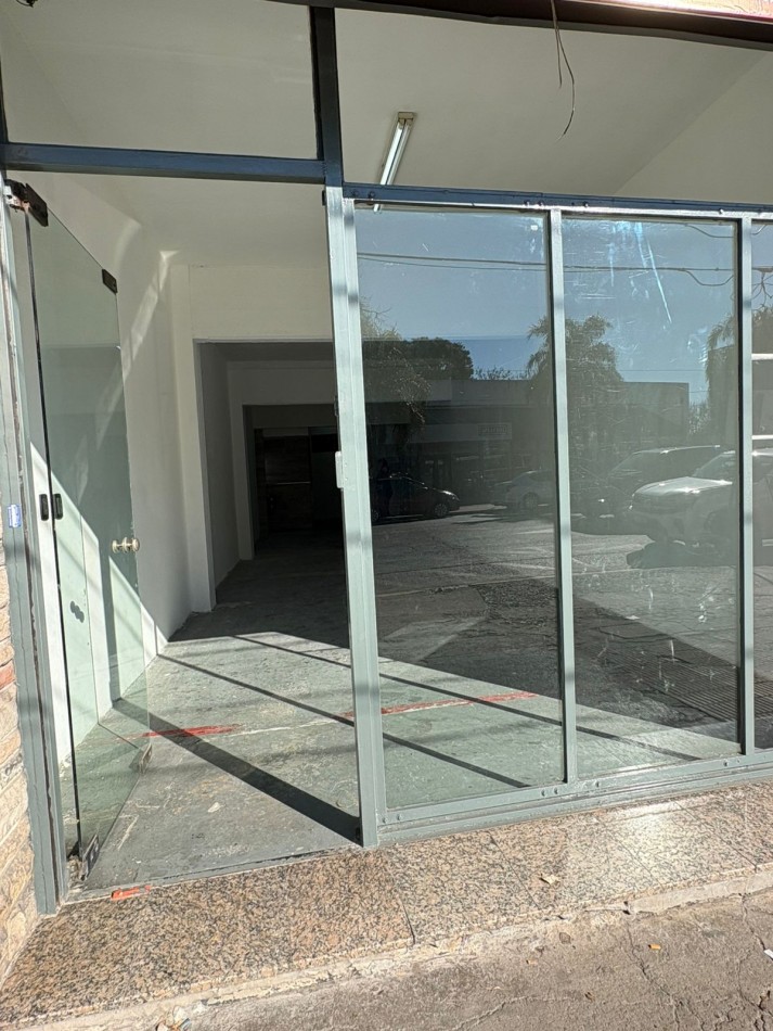 LOCAL EN ALQUILER SOBRE AV. MITRE IMPECABLE 