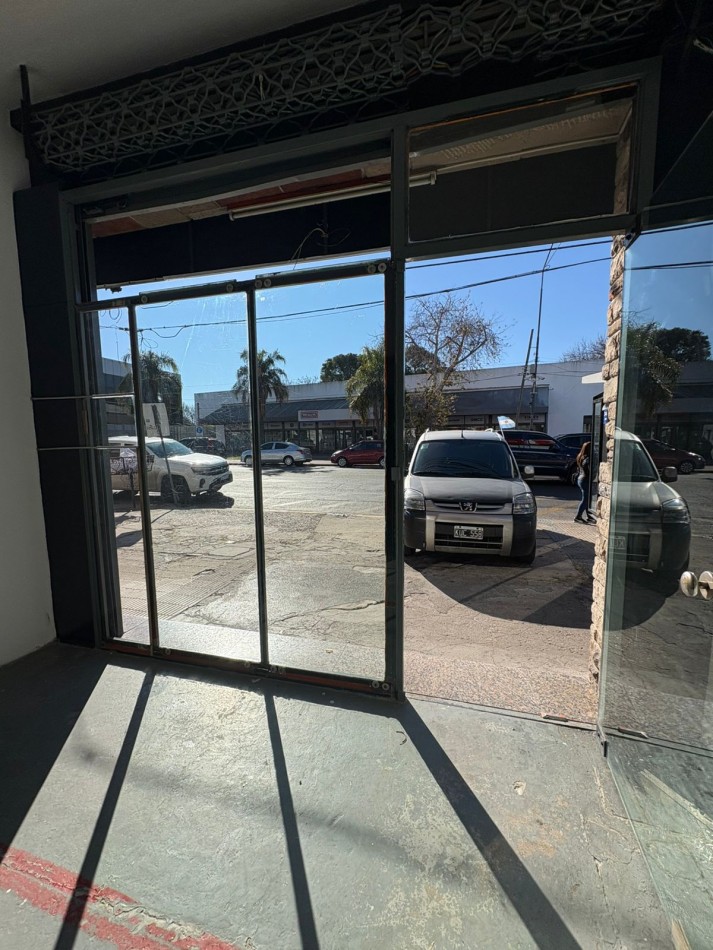 LOCAL EN ALQUILER SOBRE AV. MITRE IMPECABLE 
