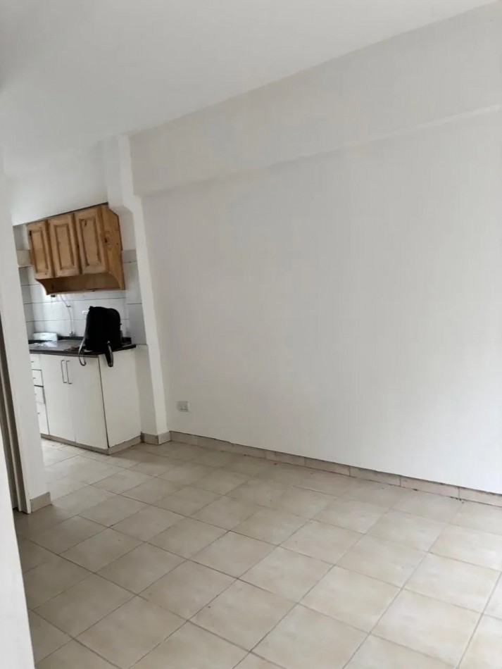 DEPARTAMENTO 2 AMBIENTES EN COMPLEJO CON COCHERA Y PATIO EN CARAPACHAY