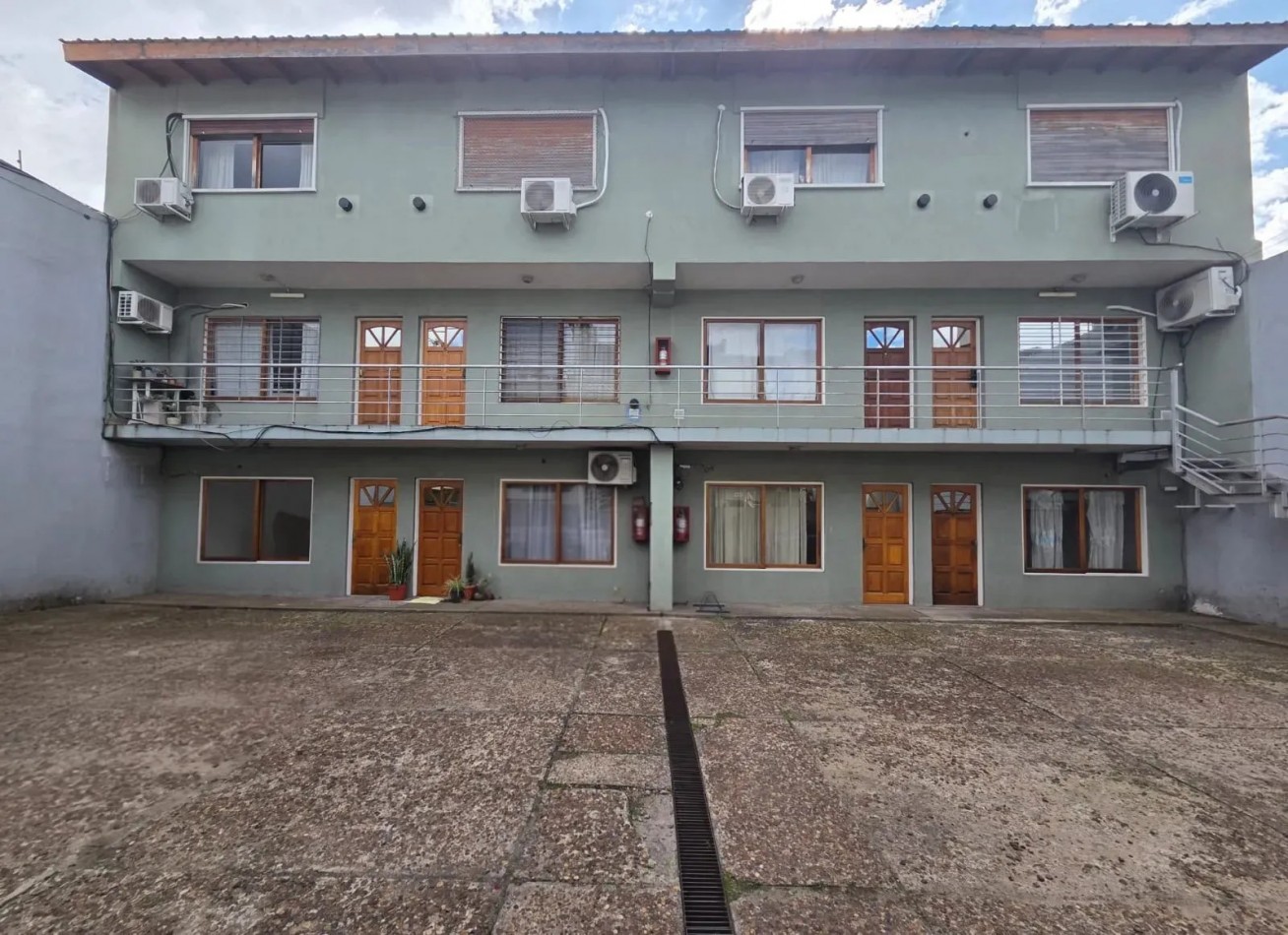 DEPARTAMENTO 2 AMBIENTES EN COMPLEJO CON COCHERA Y PATIO EN CARAPACHAY