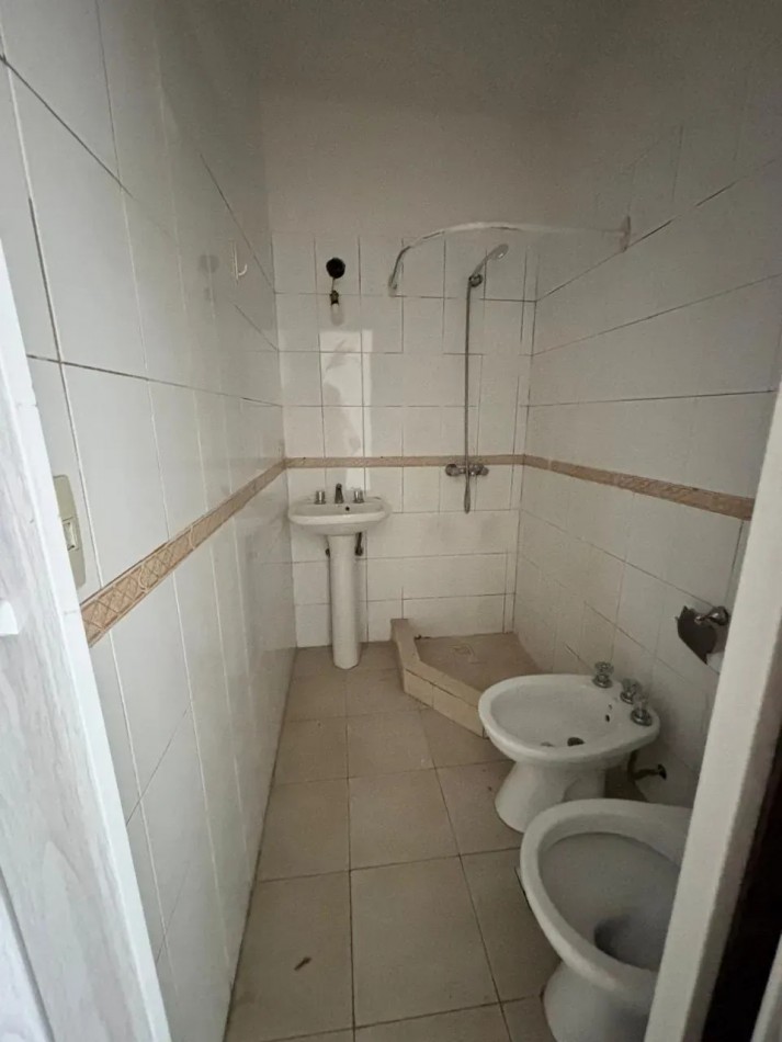 DEPARTAMENTO 2 AMBIENTES EN COMPLEJO CON COCHERA Y PATIO EN CARAPACHAY