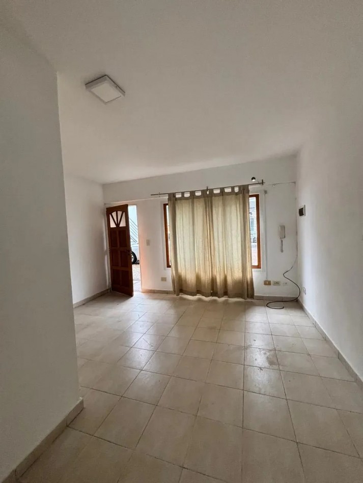 DEPARTAMENTO 2 AMBIENTES EN COMPLEJO CON COCHERA Y PATIO EN CARAPACHAY