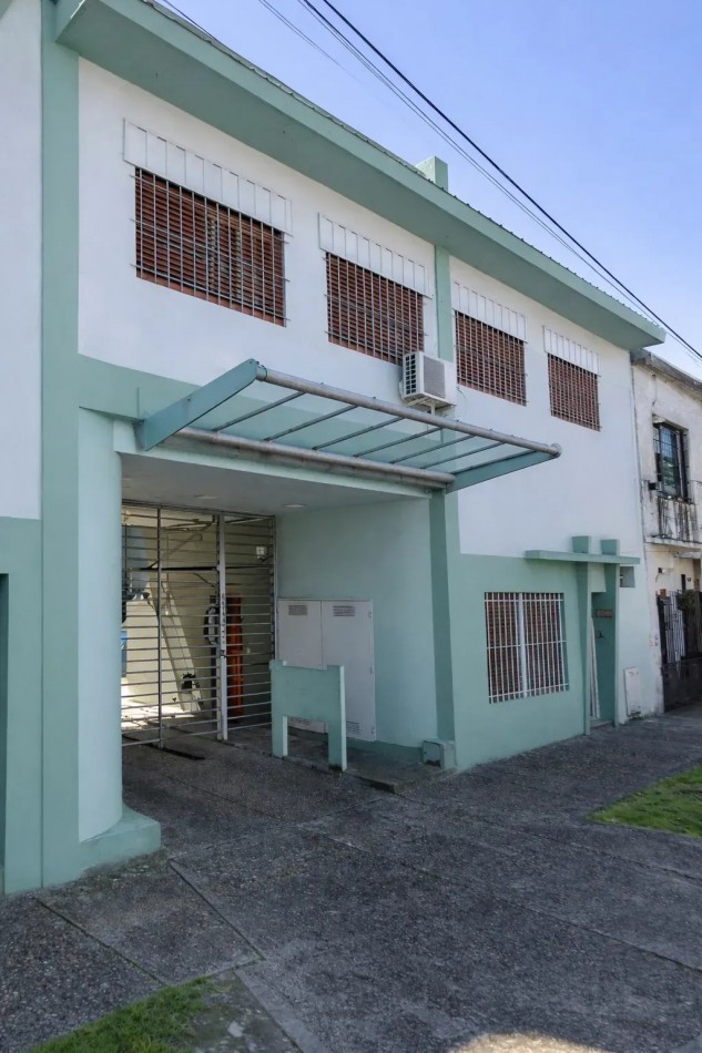 DEPARTAMENTO 2 AMBIENTES EN COMPLEJO CON COCHERA Y PATIO EN CARAPACHAY