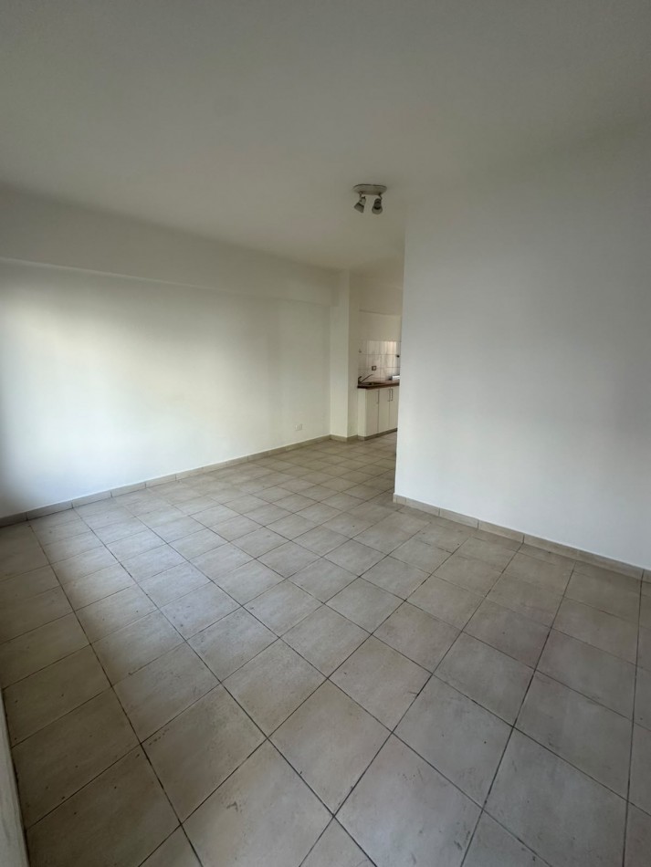 DEPARTAMENTO 2 AMBIENTES EN COMPLEJO CON COCHERA Y PATIO EN CARAPACHAY
