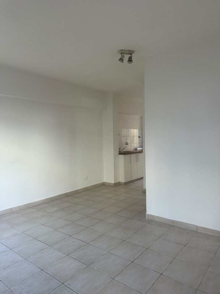 DEPARTAMENTO 2 AMBIENTES EN COMPLEJO CON COCHERA Y PATIO EN CARAPACHAY