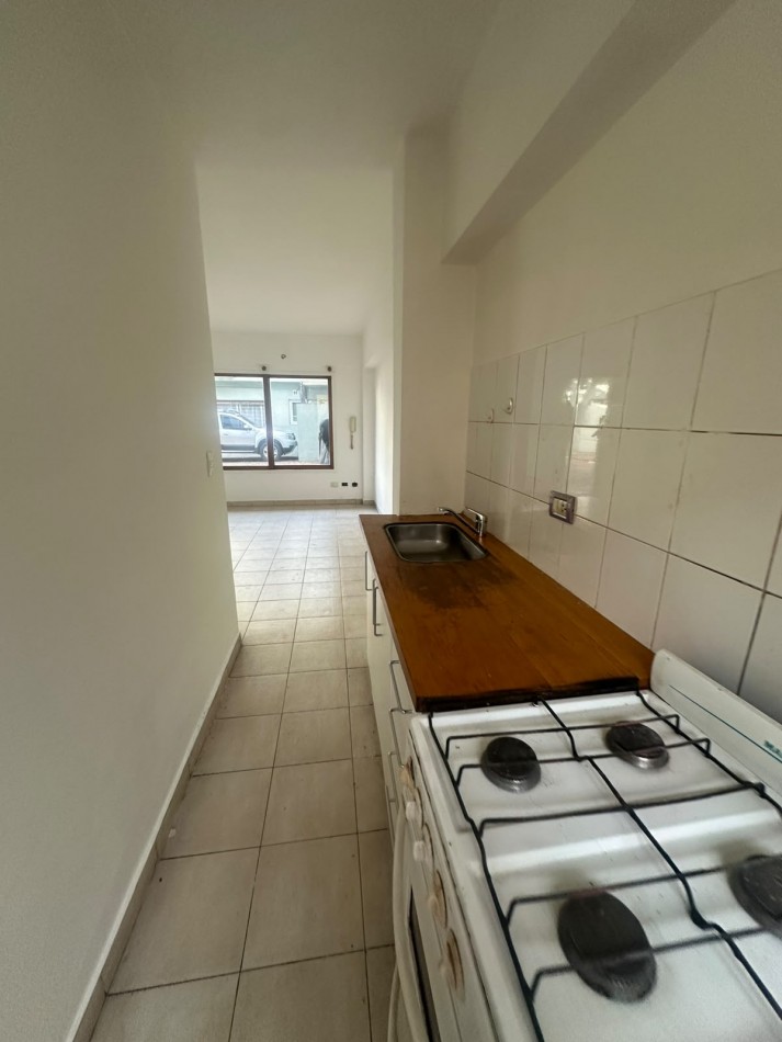 DEPARTAMENTO 2 AMBIENTES EN COMPLEJO CON COCHERA Y PATIO EN CARAPACHAY