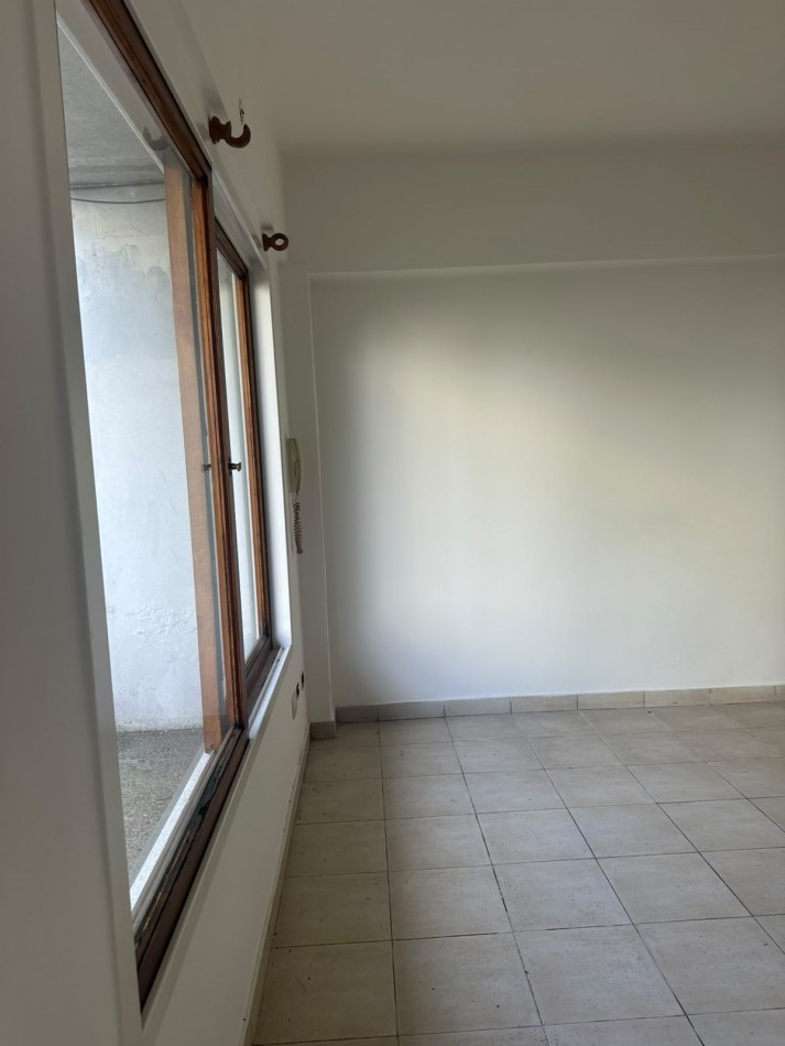 DEPARTAMENTO 2 AMBIENTES EN COMPLEJO CON COCHERA Y PATIO EN CARAPACHAY