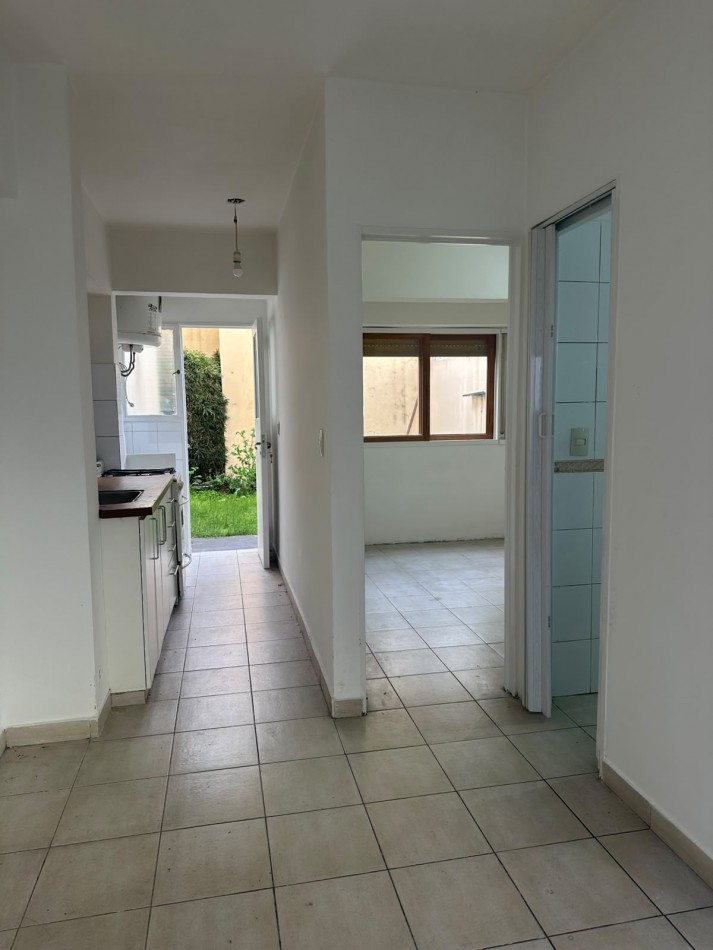 DEPARTAMENTO 2 AMBIENTES EN COMPLEJO CON COCHERA Y PATIO EN CARAPACHAY