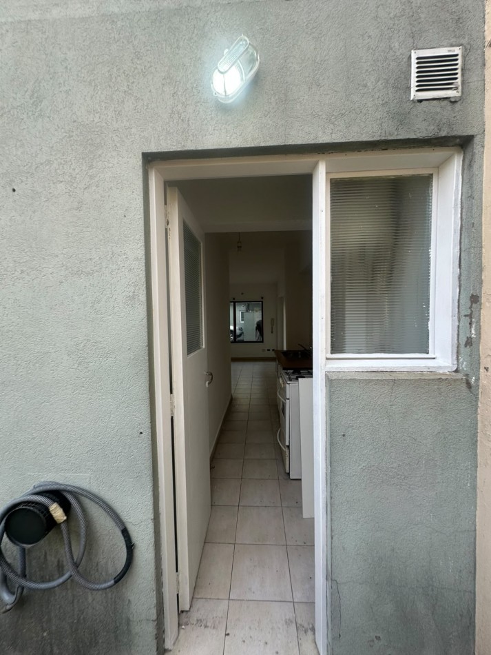DEPARTAMENTO 2 AMBIENTES EN COMPLEJO CON COCHERA Y PATIO EN CARAPACHAY