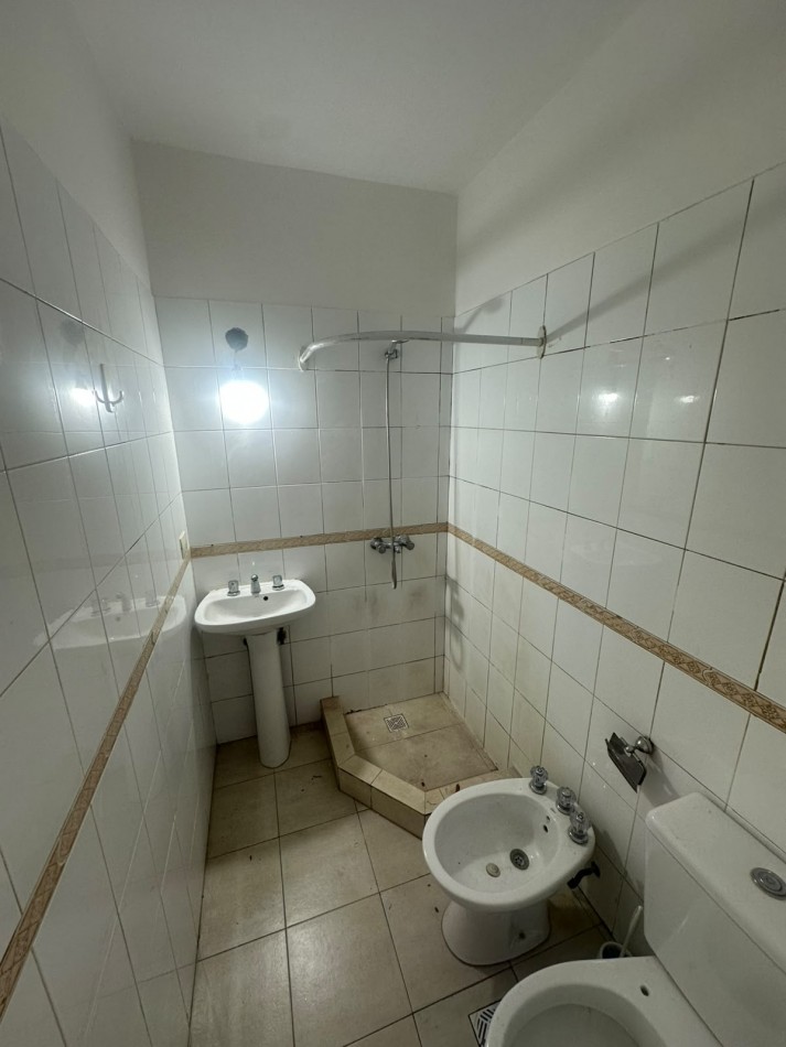 DEPARTAMENTO 2 AMBIENTES EN COMPLEJO CON COCHERA Y PATIO EN CARAPACHAY