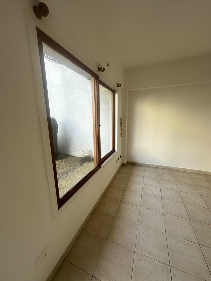 DEPARTAMENTO 2 AMBIENTES EN COMPLEJO CON COCHERA Y PATIO EN CARAPACHAY
