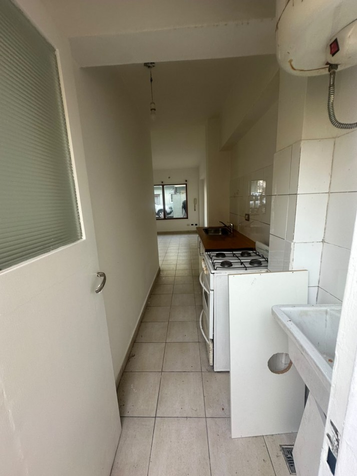 DEPARTAMENTO 2 AMBIENTES EN COMPLEJO CON COCHERA Y PATIO EN CARAPACHAY