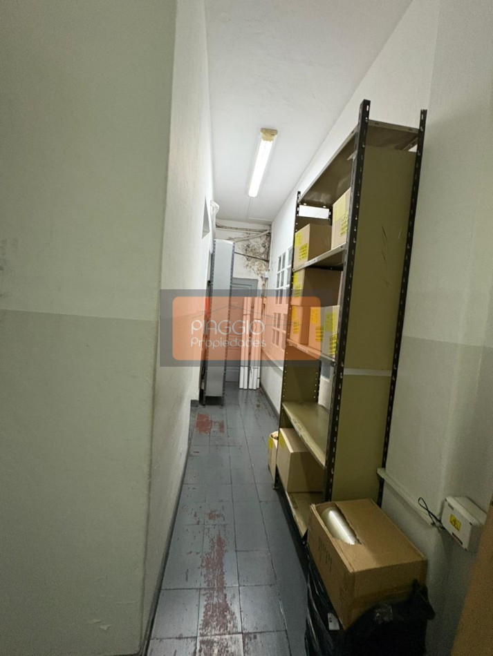 Gran galpon con oficinas en dos plantas en alquiler