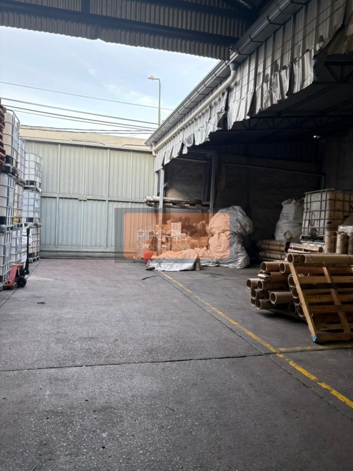 Gran galpon con oficinas en dos plantas en alquiler