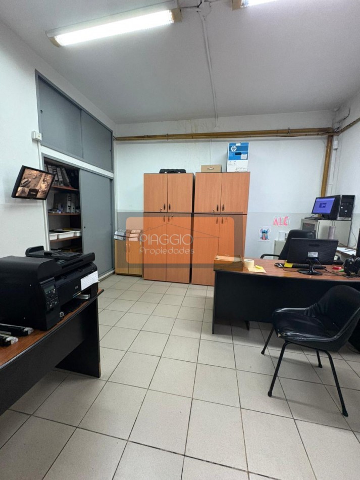 Gran galpon con oficinas en dos plantas en alquiler