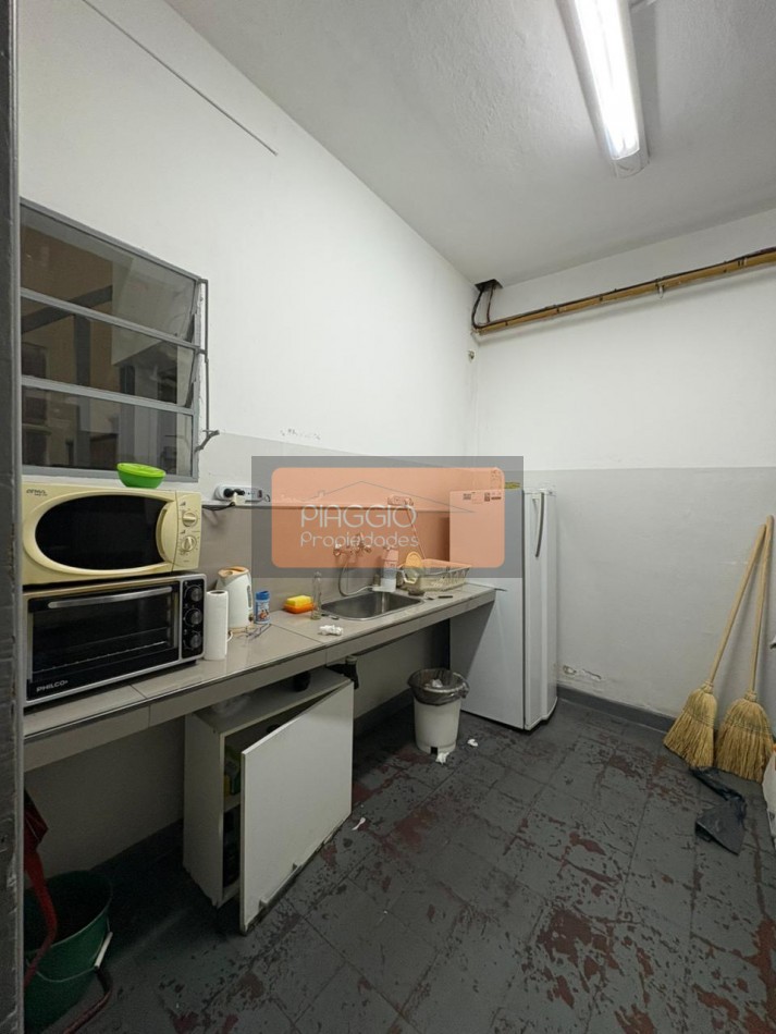 Gran galpon con oficinas en dos plantas en alquiler