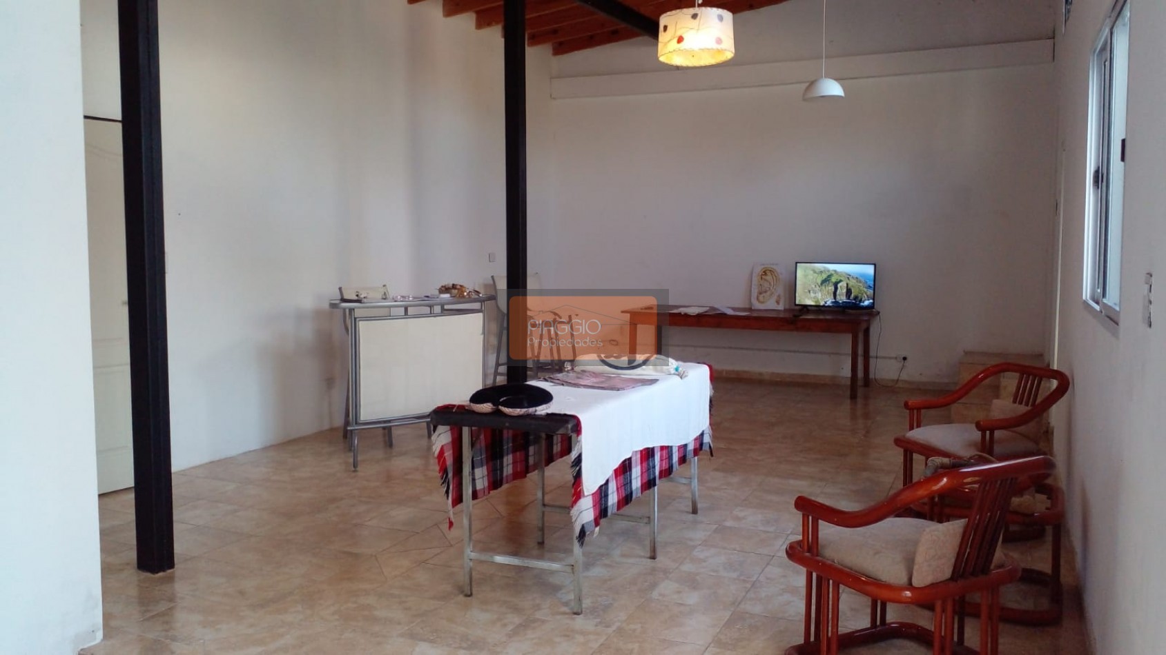 DEPARTAMENTO TIPO LOFT CON COCINA SEPARADA Y PATIO EN ALQUILER, SUPER LUMINOSO.