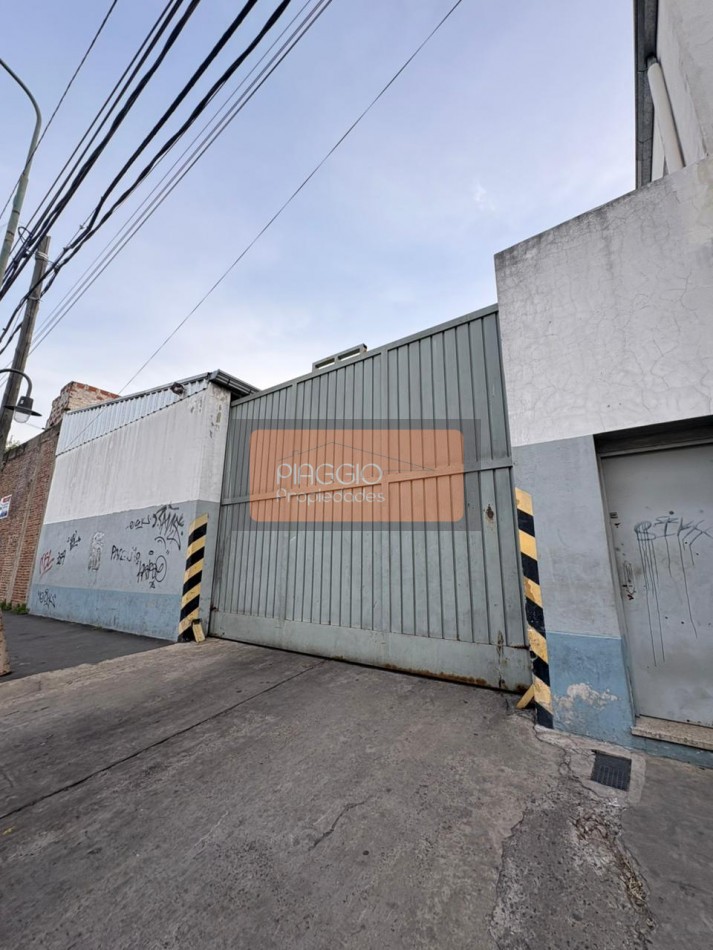 Gran galpon con oficinas en dos plantas en alquiler