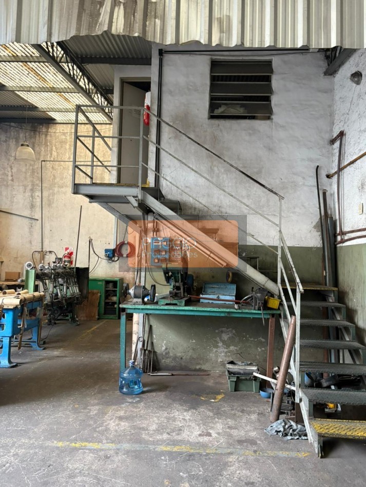 Gran galpon con oficinas en dos plantas en alquiler