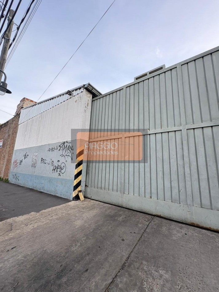 Gran galpon con oficinas en dos plantas en alquiler