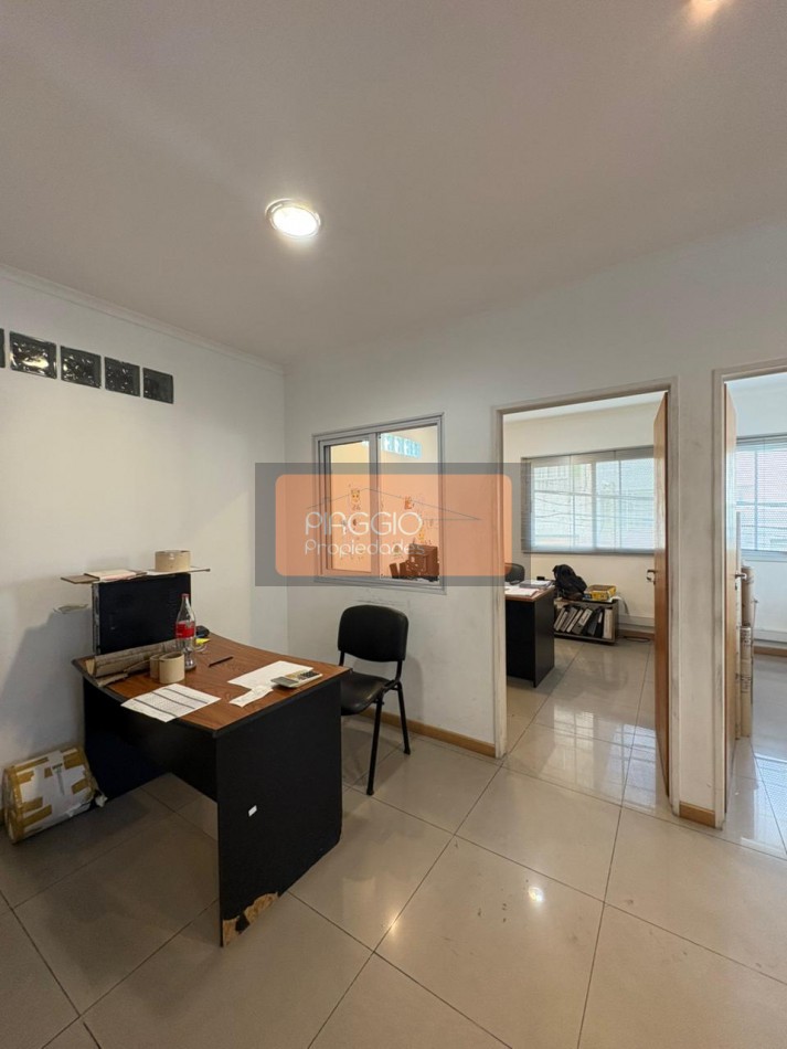 Gran galpon con oficinas en dos plantas en alquiler