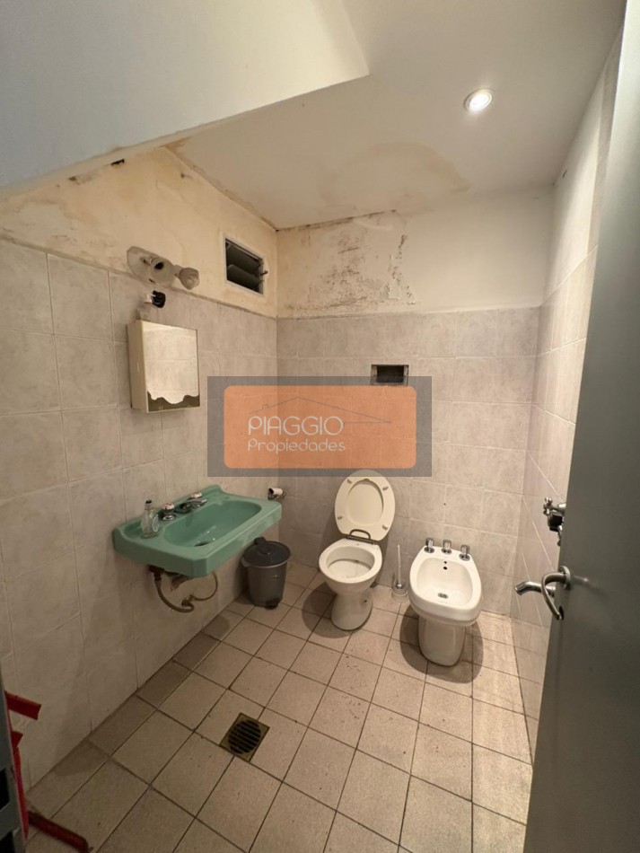 Gran galpon con oficinas en dos plantas en alquiler