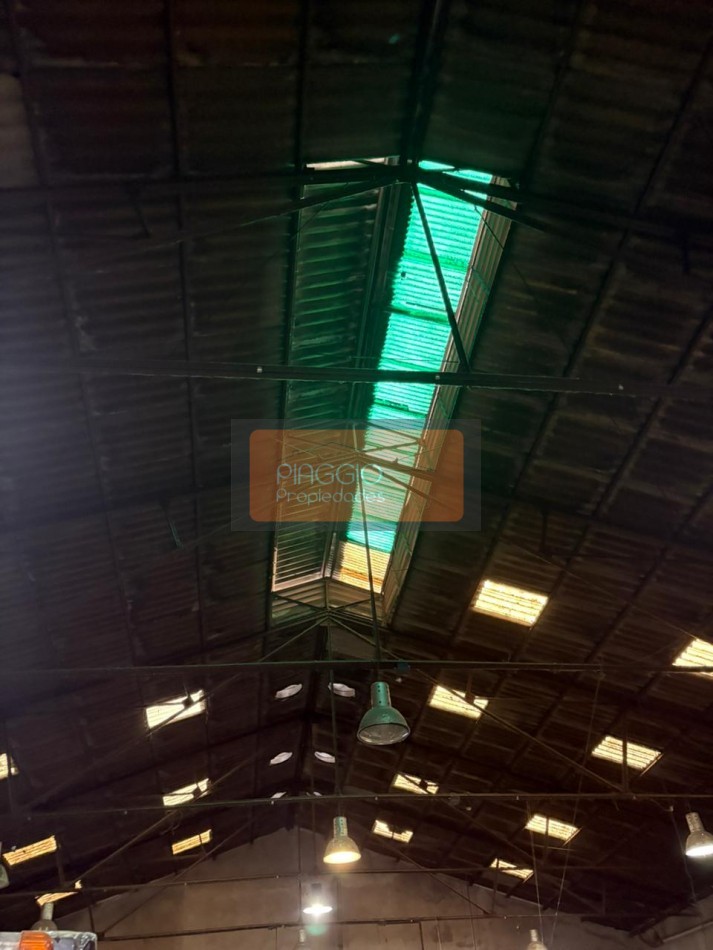 Gran galpon con oficinas en dos plantas en alquiler