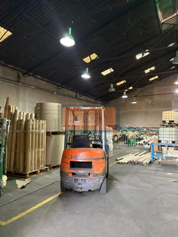 Gran galpon con oficinas en dos plantas en alquiler