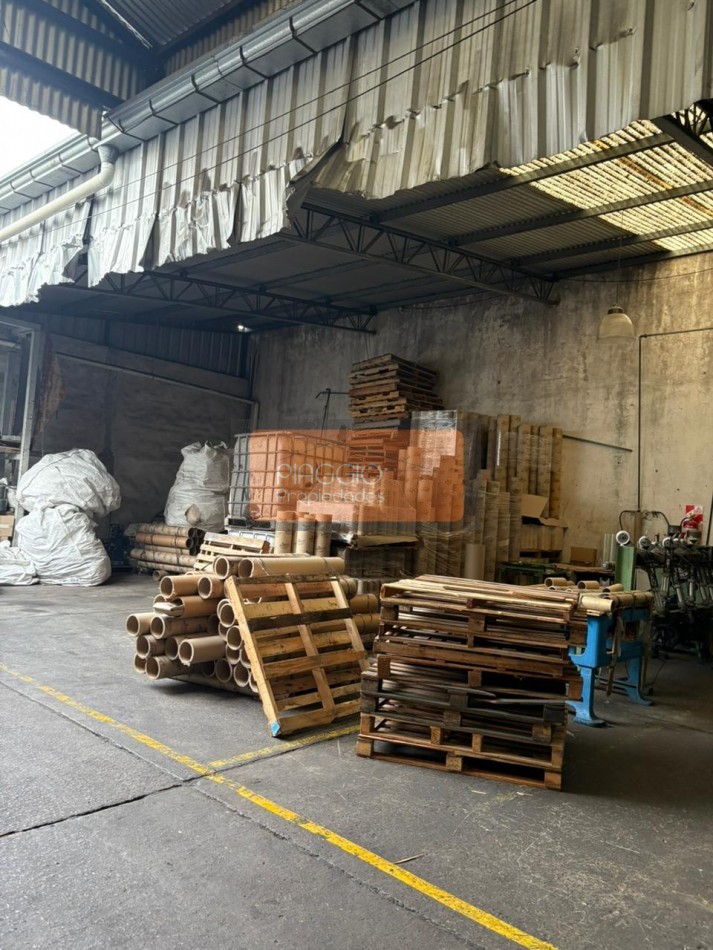 Gran galpon con oficinas en dos plantas en alquiler