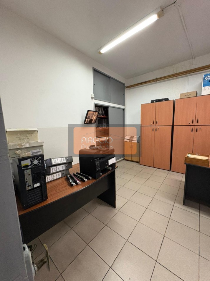 Gran galpon con oficinas en dos plantas en alquiler