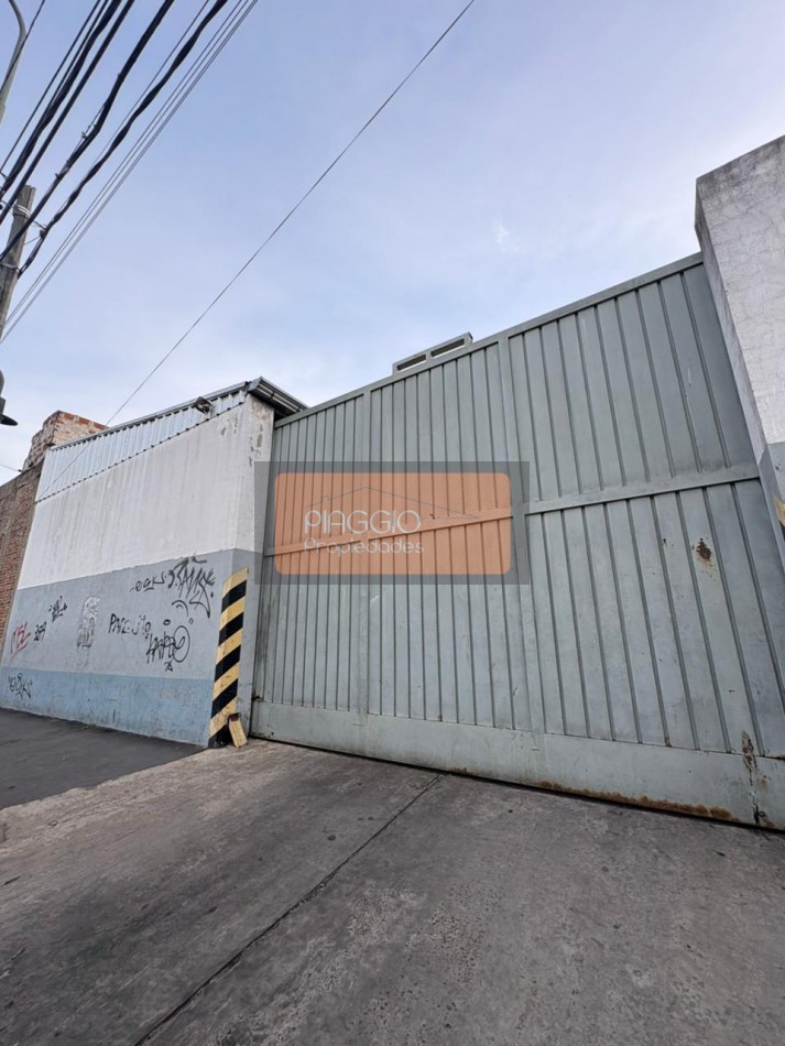 Gran galpon con oficinas en dos plantas en alquiler
