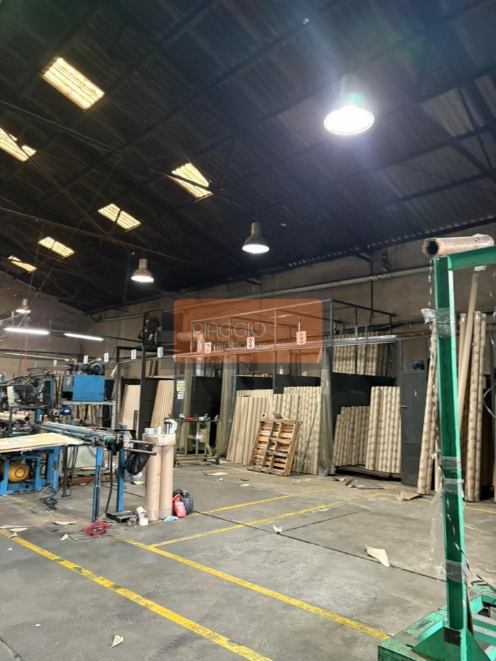 Gran galpon con oficinas en dos plantas en alquiler