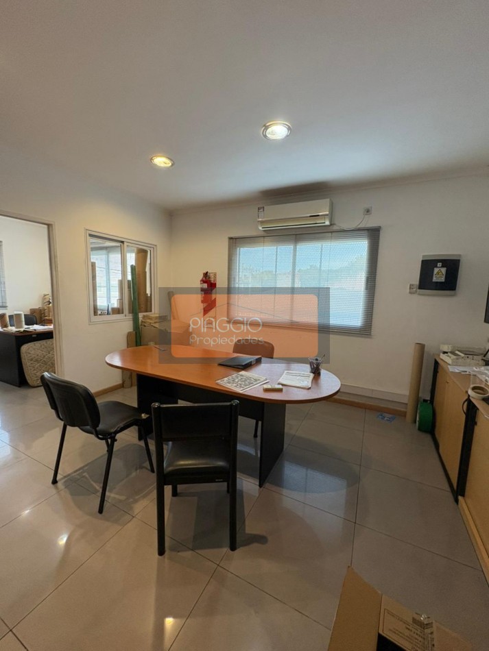 Gran galpon con oficinas en dos plantas en alquiler