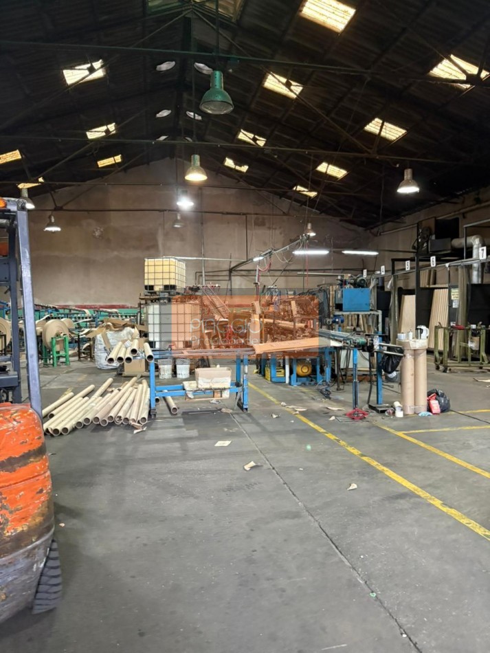 Gran galpon con oficinas en dos plantas en alquiler