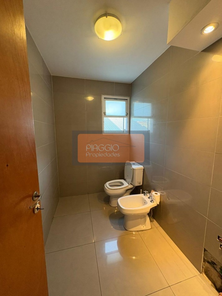 Gran galpon con oficinas en dos plantas en alquiler