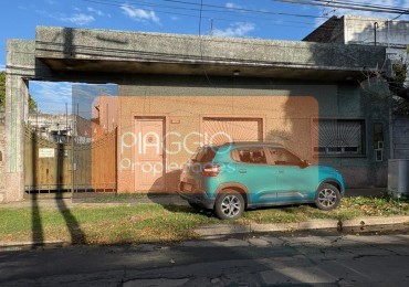 CASA CON IMPORTANTE GALPON AL FONDO 